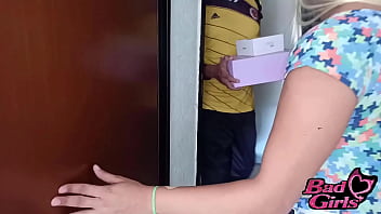 Preview 4 of Gier 18 - Suertudo delivery se folla a una rubia soltera en cas acuando le lleva su pedido a casa