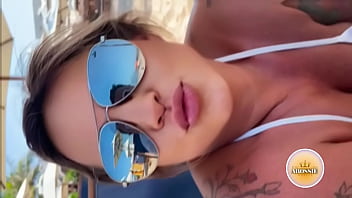 Preview 2 of Wwwwxxxw Bif - Eu e meu amigo na praia curtindo com essa loira deliciosa,  beijamos corpo dela todinho e fomos comer ela no motel onde fodemos gostoso.
