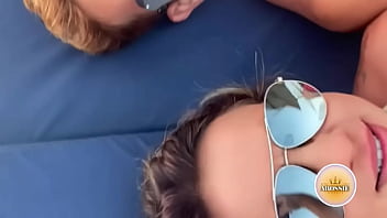 Preview 1 of Wwwwxxxw Bif - Eu e meu amigo na praia curtindo com essa loira deliciosa,  beijamos corpo dela todinho e fomos comer ela no motel onde fodemos gostoso.