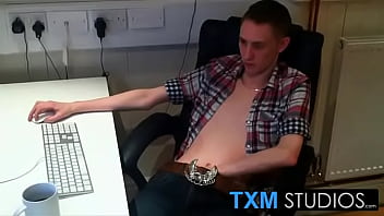 Preview 1 of Kink Porn Lesbian Orgy - Porn loving Ashton wanking at his chair