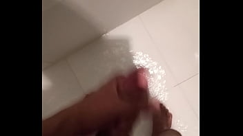 Preview 1 of Dog F Sexy - Novinho gozando no banheiro
