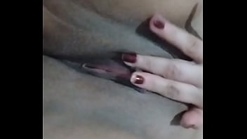 Preview 4 of Anus Neli - Deborah Sweet nua na cama,  mostrando sua buceta depilada