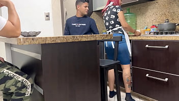 Preview 1 of Sex Grohi - Al frente de su Marido Tonto la Esposa Chupa la Salchicha que le da su Amigo de forma Depravada No Puede controlar el placer de transformase en una Puta NTR