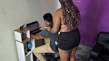 Preview 1 of 2018 Niu Xxxx Vidiyos - mi hermanastro esta estudiando y lo caliento con una buena chupada de polla