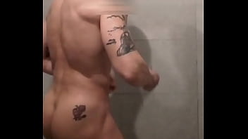 Preview 1 of Dshi Hani Com - Mec muscl&eacute_ sous la douche.