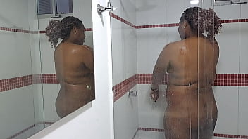Preview 1 of Famosas Desnudas De Tv - Grabo a mi hermanastra duchandose