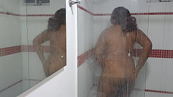 Preview 4 of Famosas Desnudas De Tv - Grabo a mi hermanastra duchandose