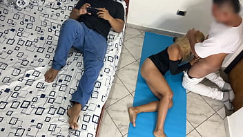 Preview 2 of Gay Om Om - Mi Marido trae al Masajista Porque le Gusta que me Follen al Frente de el