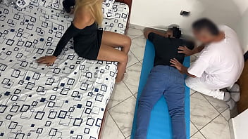 Preview 1 of Gay Om Om - Mi Marido trae al Masajista Porque le Gusta que me Follen al Frente de el