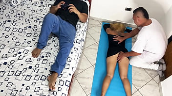 Preview 4 of Gay Om Om - Mi Marido trae al Masajista Porque le Gusta que me Follen al Frente de el