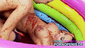 Preview 2 of Tracy Lindsay Casting - Romana Ryder und Tammie Lee lieben es,  im aufblasbaren Pool zu spielen