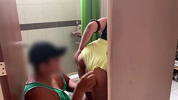 Preview 2 of Sunny Leone Nurse Lesbian Sex - Con mi primastra arrimandosela en el ba&ntilde_o rico ella sabe que yo la hago mia cuando quiera