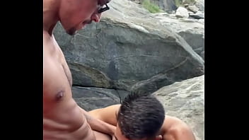 Preview 2 of Allover30 Lesbian - Aquela boa mamada no Naughty Puzzle nas pedras da praia