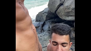 Preview 1 of Allover30 Lesbian - Aquela boa mamada no Naughty Puzzle nas pedras da praia