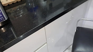 Preview 1 of Muslim Girl Porn Movie - Una deliciosa chupada de polla en la cocina,  ella lo chupa como diosa