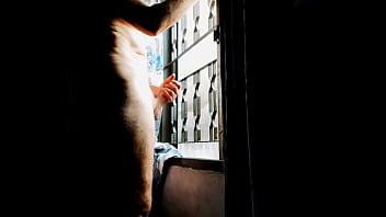 Preview 2 of Ly Xin - Mann massiert seinen Schwanz vor einem Fenster.