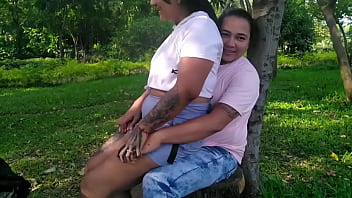 Preview 2 of Full Hd Sex Moda Land - continuacion de,  michell y paula salen al jard&iacute_n p&uacute_blico en Colombia y empiezan a tener sexo oral y a follar debajo de un &aacute_rbol