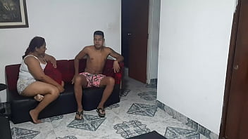 Preview 1 of Tamal Sxe - Madura lleva a su amante a casa y le chupa la polla mientras llega su marido