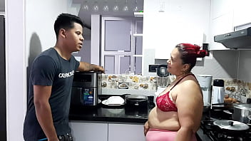 Preview 1 of Stuck In Dryer - La cachonda de mi madrastra me pide que la convenza de dejarme salir. Parte 1. Ella quiere chupar mi polla