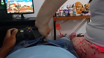 Preview 1 of Tiny Tit Orgy - Me gusta jugar mientras mi madrastra me pajea con sus bragas rosadas y su gran culo gordo,  lo hacemos a escodidas antes de que nos pillen