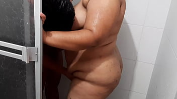 Preview 2 of Xxx Hira Mandi Big Anti - La se&ntilde_ora del servicio se mete en la ducha para follar conmigo