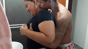 Preview 1 of Mature Woman For Young Girls - Interrumpo a la se&ntilde_ora del servicio mientras lava el ba&ntilde_o para que me de una deliciosa mamada