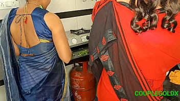 Preview 1 of Sukrakit Full Coming Xxx Movir - कोमल और उनकी सास दोनो किचन मे काम कर रही थी
