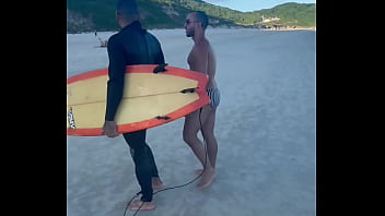 Preview 1 of Xxnnb - SURFISTA LEVOU PICA XXL DO TURISTA NA PRAIA EM FLORIAN&Oacute_POLIS