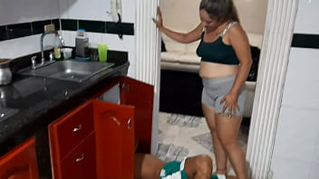 Preview 1 of Mauthporn Cim - Mi hermanastra me hace una deliciosa mamada mientras hago mantenimiento en la cocina.