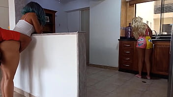 Preview 1 of Dady Sex Daughtr - Trio con mi sobrina y su hermana en la cocina hermana esperando su turno para llegar verga por su co&ntilde_o cogida anal y por el co&ntilde_o