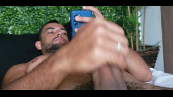 Preview 1 of Cremie In Pusy - GOSTOSO BATENDO UMA PUNHETA COM SUA ENORME PICA ASSISTINDO PORNO
