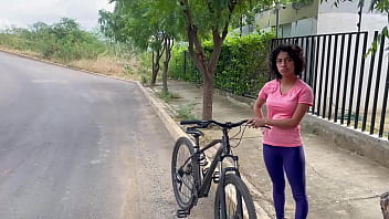Preview 1 of Mom Solo Dp - Le ayudo a desvarar su bici a chica colombiana como pretexto para follarmela duro y correrme en su culo.