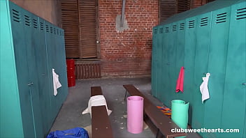Preview 1 of Sakso Sikisi - Locker room sex with 3 hot chicks