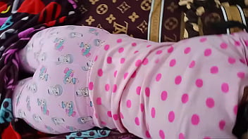Preview 1 of Cute Teen Cokc - Increible le lleno la cara de semen mientras esta descansando : como no siente nada me la follo como nunca y le lleno la cara con mi leche caliente