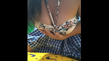 Preview 2 of Www Hq Hole Com - PORNO DE ESTUDIANTES!! LA ESTUDIANTE RECIEN INICIADA EN EL PORNO COMIENZA A TOCARSE SUS TETAS Y MUESTRA SU VAGINA AJUSTADA. PORNO CASERO DE ESTUDIANTES RECIEN INICIADAS