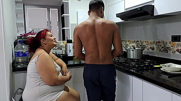 Preview 1 of Bf Xxx 3gb Sec More In Videos - Madura BBW seduciendo a su hijastro. Parte 1. Le encanta chupar su rica polla