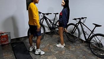 Preview 1 of Tetek Tante Besar - Mi hermanastra me chupa la polla mientras estamos en el garaje