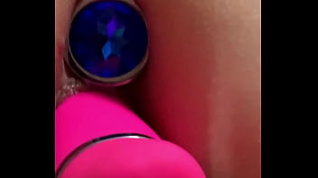 Preview 4 of Thresme Asia - Rebolando com um vibrador na bunda e outro no Cu ! Rolling around with a dildo in the ass and another in the ass!