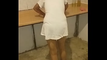 Preview 3 of Huage Butt - Eski model olgun kadın seksi &ccedil_orabıyla k&ouml_y evinde temizlik yapıyor