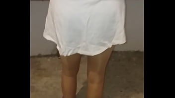 Preview 4 of Huage Butt - Eski model olgun kadın seksi &ccedil_orabıyla k&ouml_y evinde temizlik yapıyor