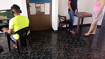 Preview 1 of Kiron Akiea - El cornudo de mi marido juega en su computadora mientras me penetra por el culo su mejor amigo con la polla enorme,  mi ano nunca estubo tan abierto