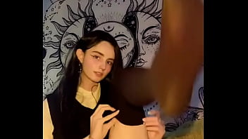 Preview 1 of Xnxx Page1 - Preciosa mu&ntilde_eca quit&aacute_ndose las medias y chupando sus pies