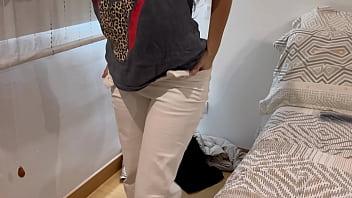 Preview 1 of Aunty Rub A Tug - Parte dos: La esposa de mi hermanastro tiene sexo conmigo otra vez mientras vemos una pel&iacute_cula solitas...