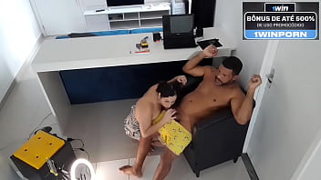 Preview 2 of Goan Anty - Meia-irm&atilde_ de pele branca sendo fodida na poltrona