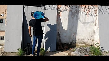 Preview 1 of Blu Sexxx - Entregador de agua fode a patroa casada e carente