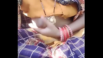 Preview 2 of Amma Magan Appa Sex Videos - Indian desi Village bhabhi outdoor pissing porn
