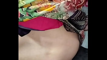Preview 3 of Amma Magan Appa Sex Videos - Indian desi Village bhabhi outdoor pissing porn