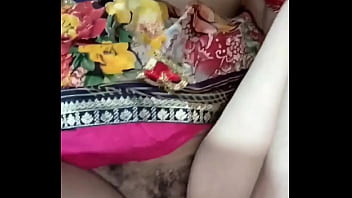 Preview 4 of Amma Magan Appa Sex Videos - Indian desi Village bhabhi outdoor pissing porn