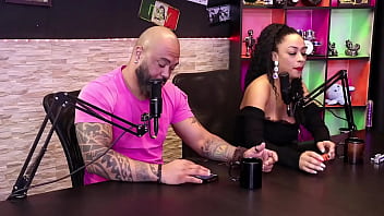 Preview 1 of Sex Carj - Negra gostosa foi medir o pau grande e aproveitou pra fazer um boquete
