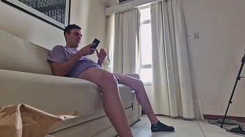 Preview 1 of Elecric Shock - pillado pajeandose en la camara que pongo y lo pillo asique voy a chuparle la pija y metermela en la boca todo lo que puedo